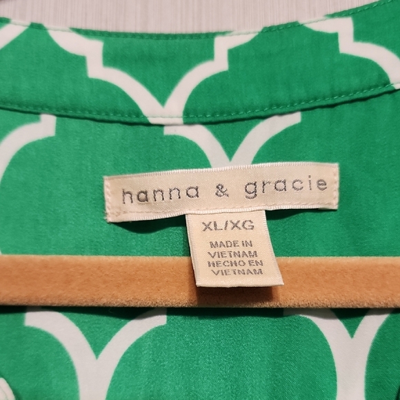 Green Sleeveless Blouse with Pleated Design and Mandarin Collar - Picture 2 of 4